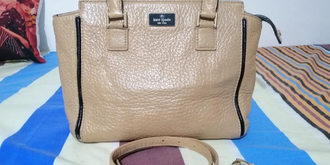 Original Kate Spade Bag (Category: Purses & Pouches) located in Quezon City. Submitted by mainee (Listing ID 1113162485, Image 3). Description: Note : Not for meticulous buyer Original Kate Spade Leather Bag Repainted already No holes or open pipe Interior 7/10 needs cleaning Rubber lining are still okay.
