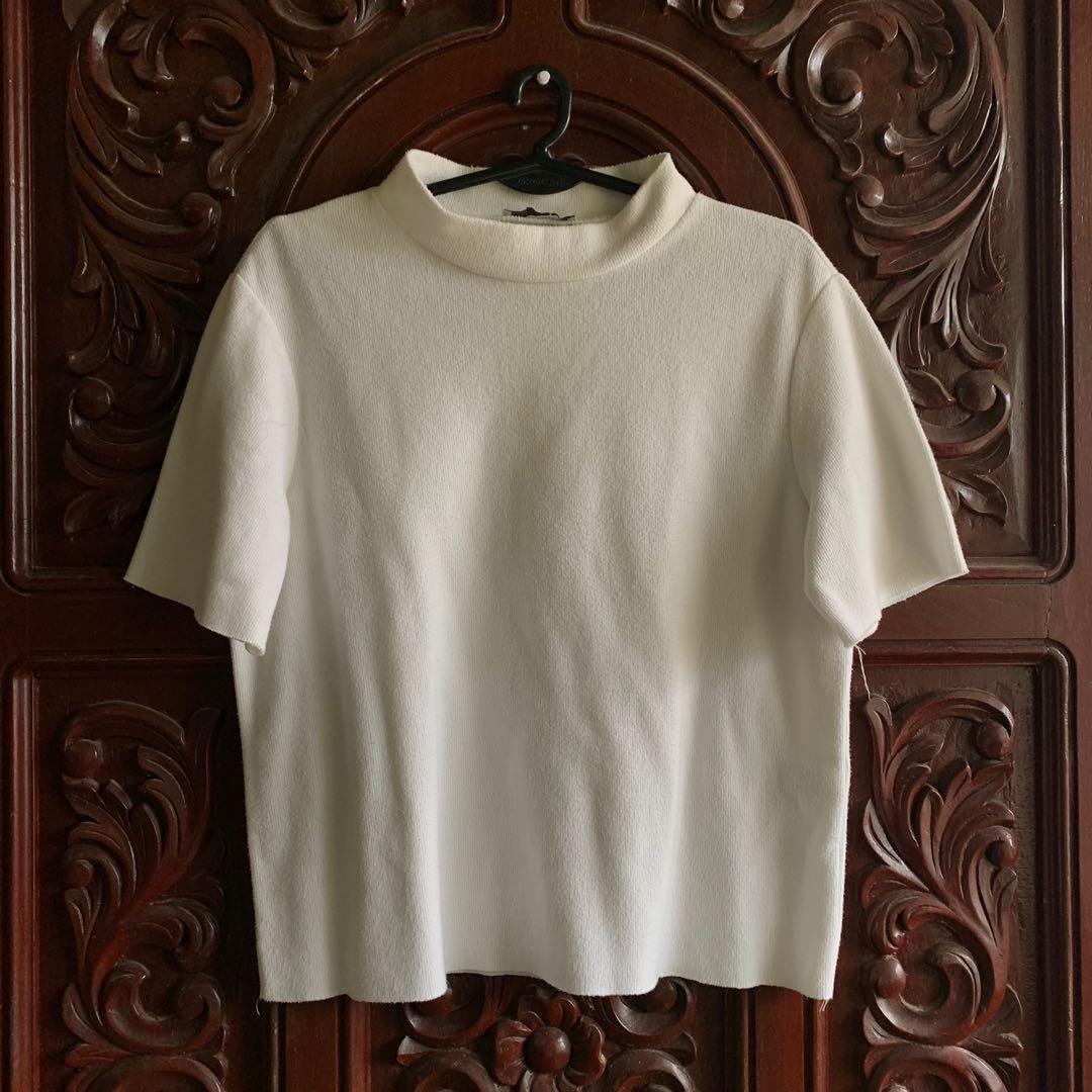 Zara white turtle neck (Category: Blouses) located in Manila. Submitted by marieljayeah (Listing ID 1113302145, Image 1). Description: Still nie condition, l on tag.