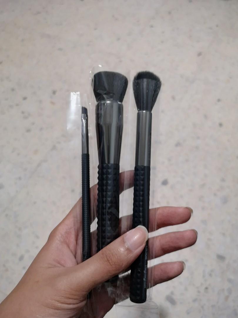 Laruce brushes top