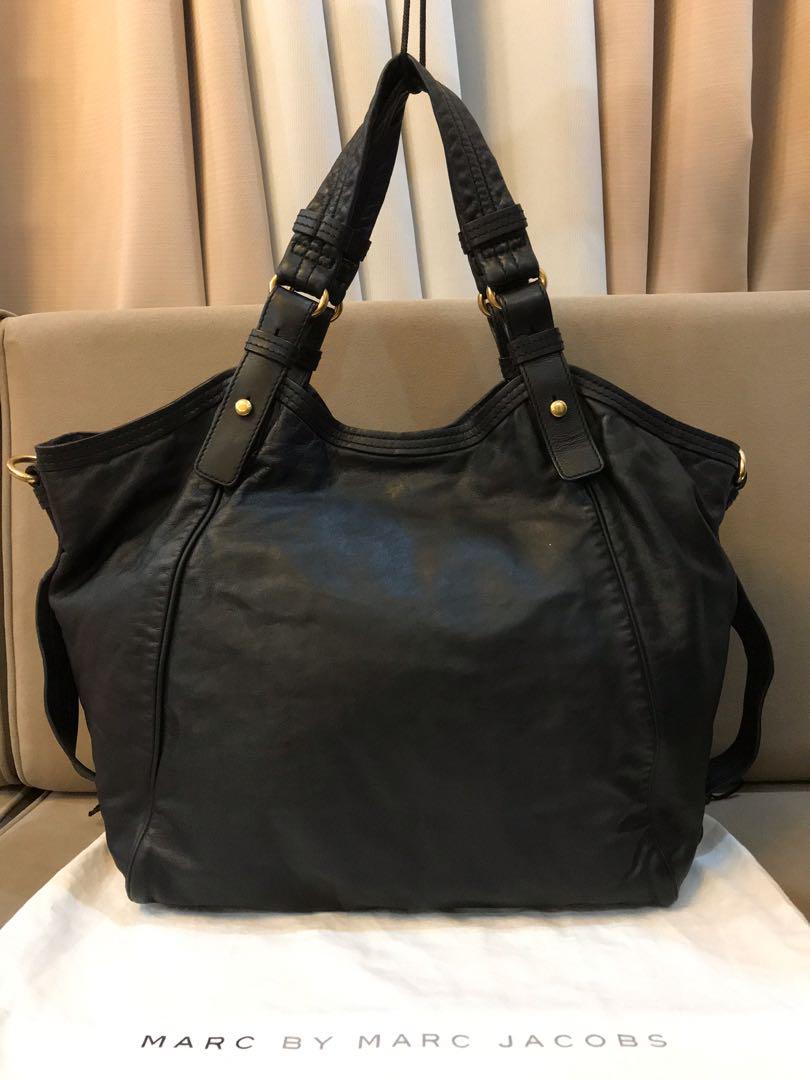 Marc by Marc Jacobs Leather Shoulder Bag (Large) (Category: Luxury Bags & Wallets) located in Paranaque City. Submitted by katlouieleandicho (Listing ID 1113428980, Image 3). Description: 💯Authentic Leather Shoulder Bag (Large) Japan Sourced Rank A Price : P4K.