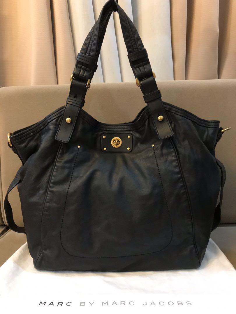 Marc by Marc Jacobs Leather Shoulder Bag (Large) (Category: Luxury Bags & Wallets) located in Paranaque City. Submitted by katlouieleandicho (Listing ID 1113428980, Image 2). Description: 💯Authentic Leather Shoulder Bag (Large) Japan Sourced Rank A Price : P4K.