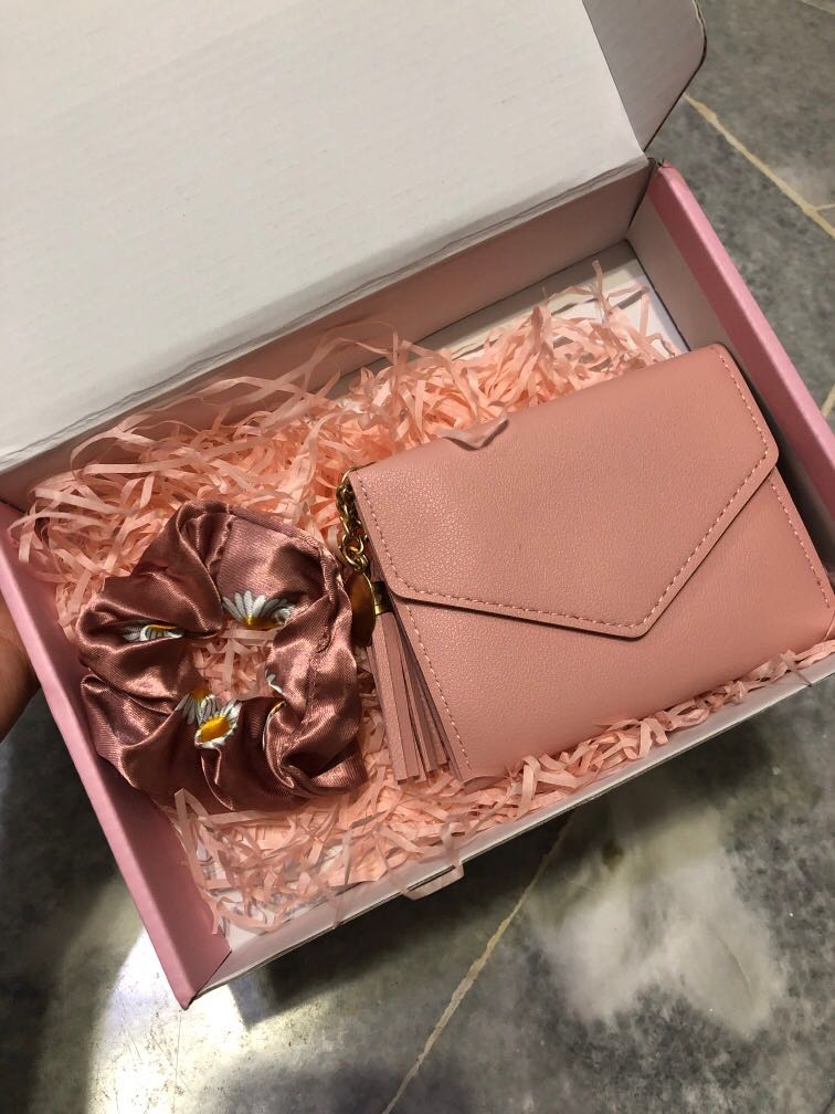 Pink explosion gift box purse scrunchie