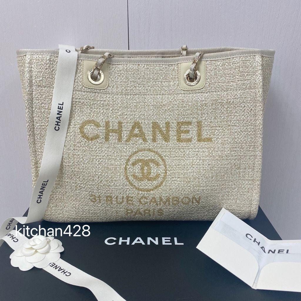 全新現貨Chanel Deauville Tote Bag 米金beige 沙灘袋帆布袋中size 21B 購物袋, 名牌, 手袋及銀包-  Carousell