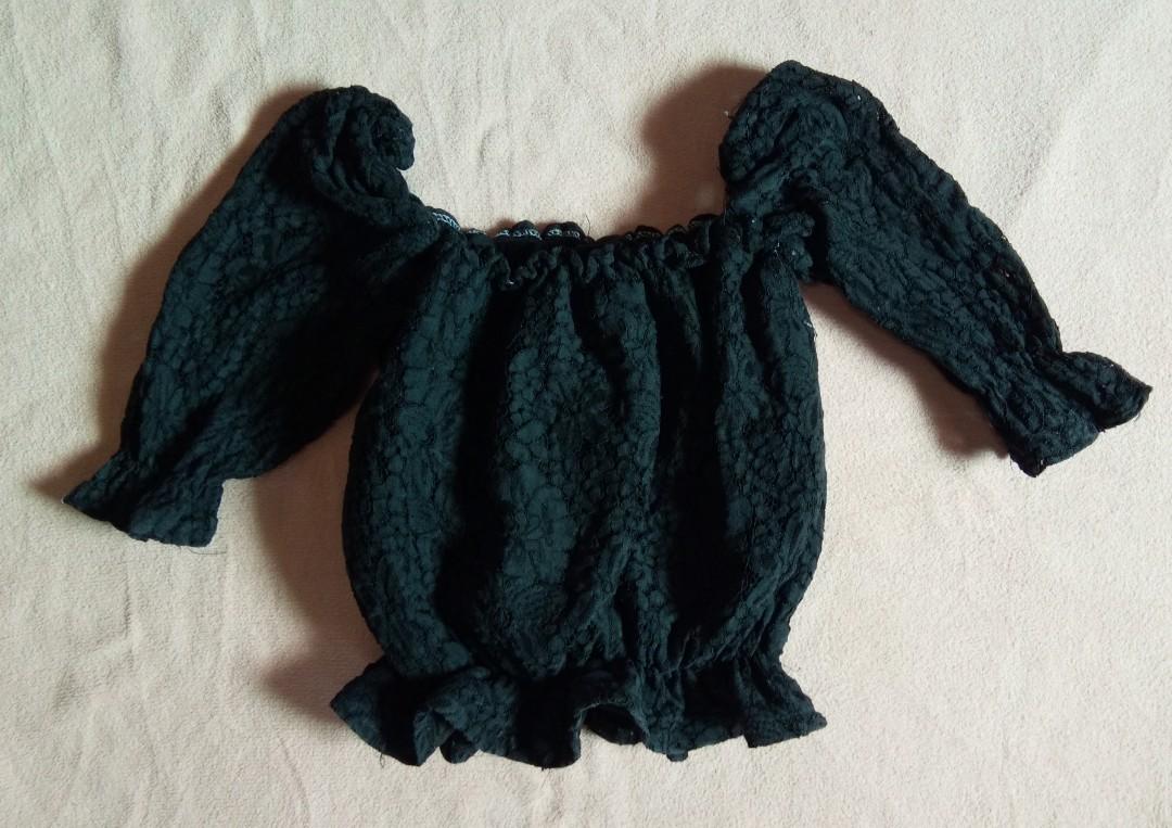 Black lace puffsleeves croptop (Category: Blouses) located in Santo Domingo. Submitted by sunshine_6828 (Listing ID 1113857101, Image 1). Description: .