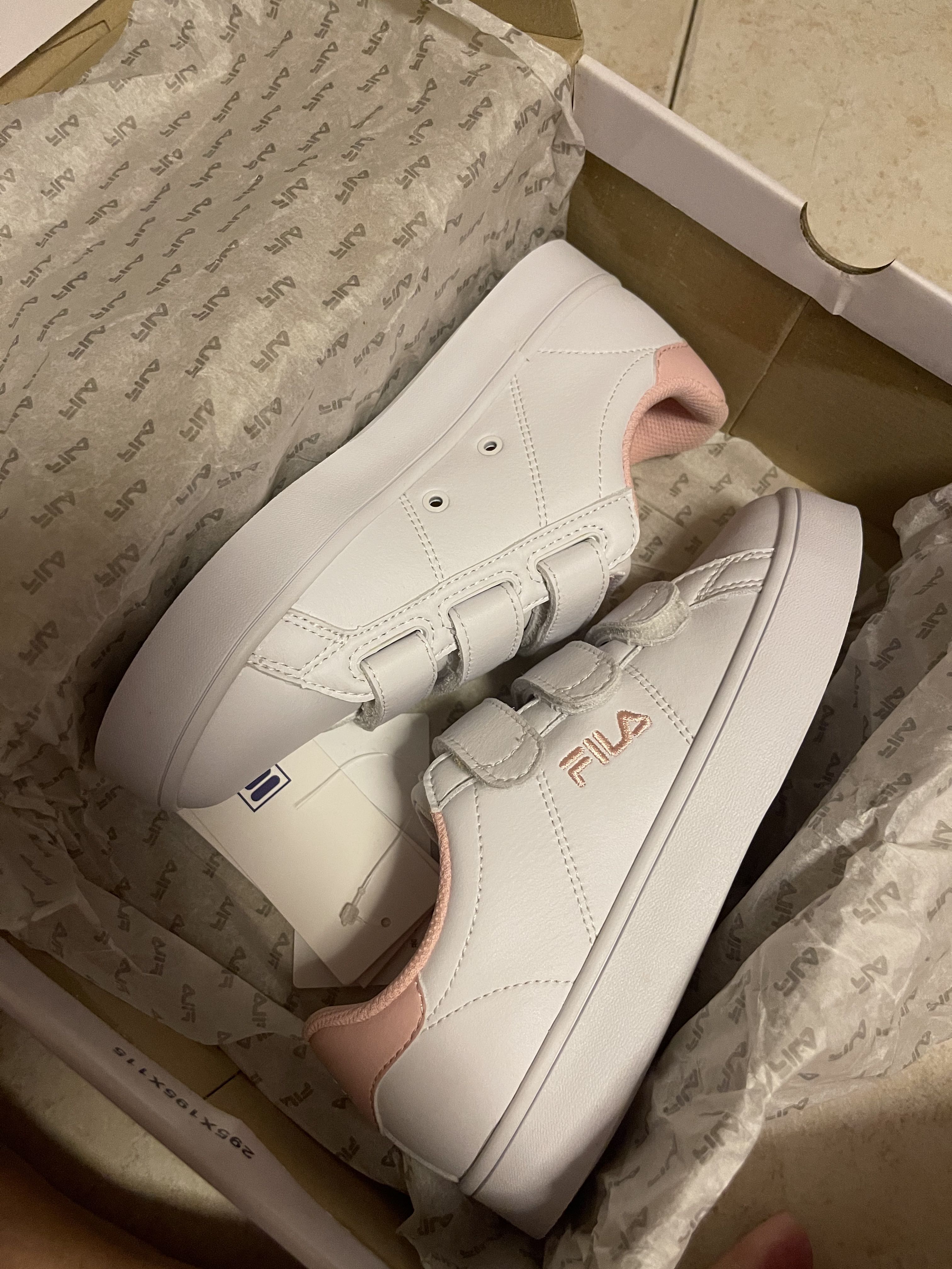 FILA Court Deluxe Velcro Strawberry Milk Women s Fashion