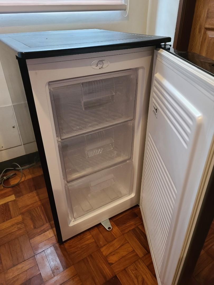 Fujidenzo Upright Freezer 3.5 cbf, TV & Home Appliances, Kitchen