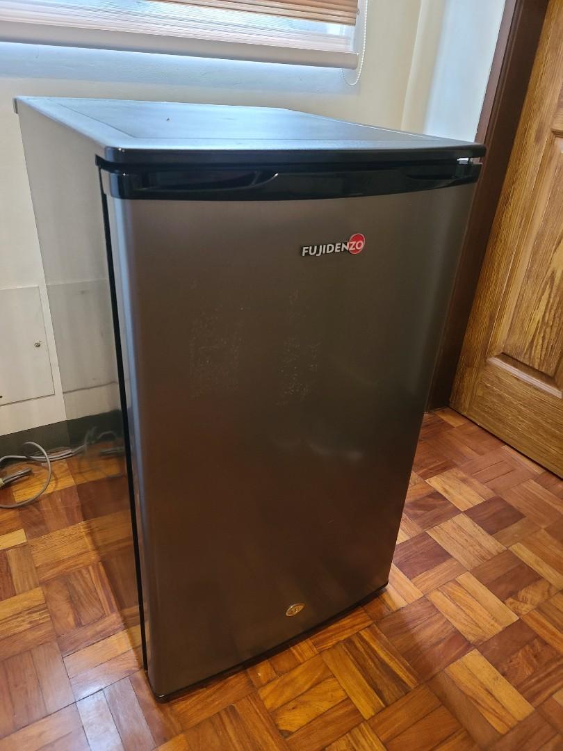 Fujidenzo Upright Freezer 3.5 cbf, TV & Home Appliances, Kitchen