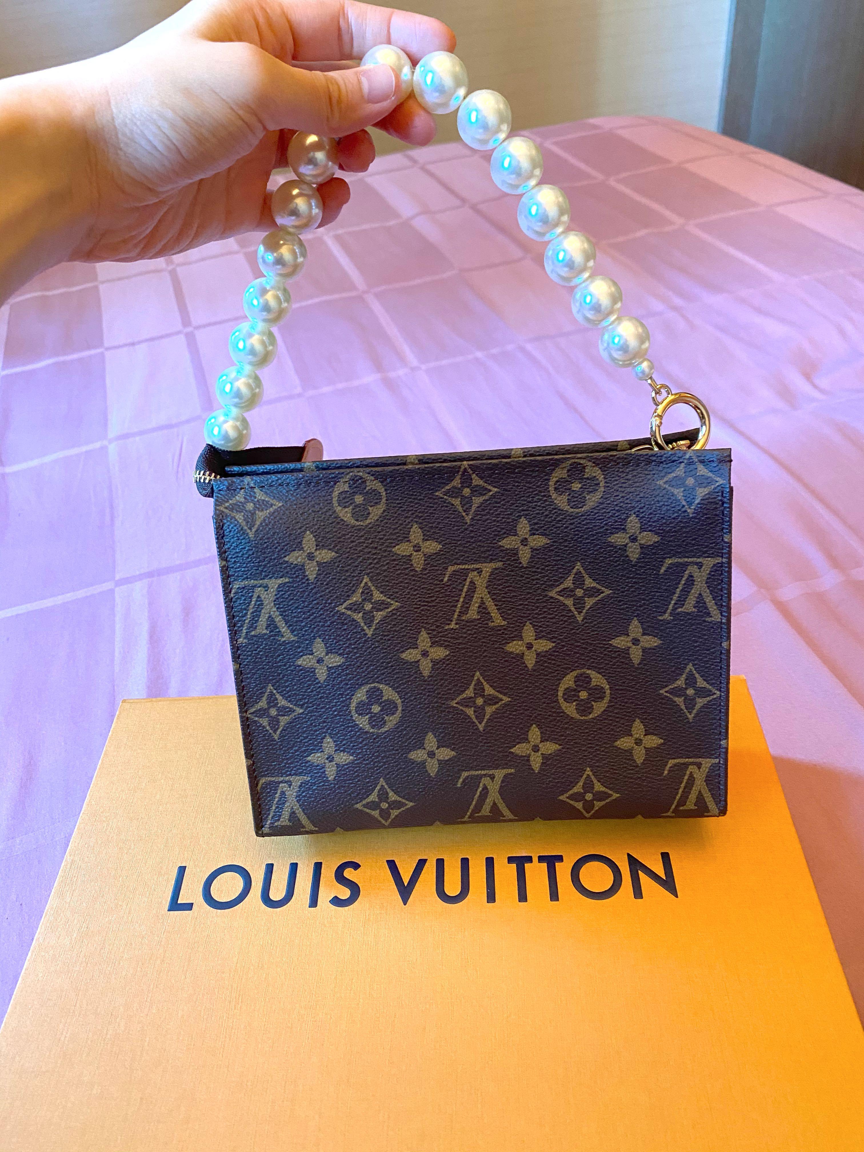 Louis Vuitton toiletry 26. Clutch  Outfits, Fashion, Mom fashion
