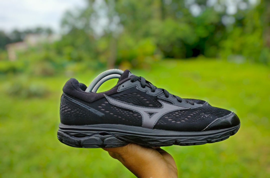 All black mizuno running best sale shoes