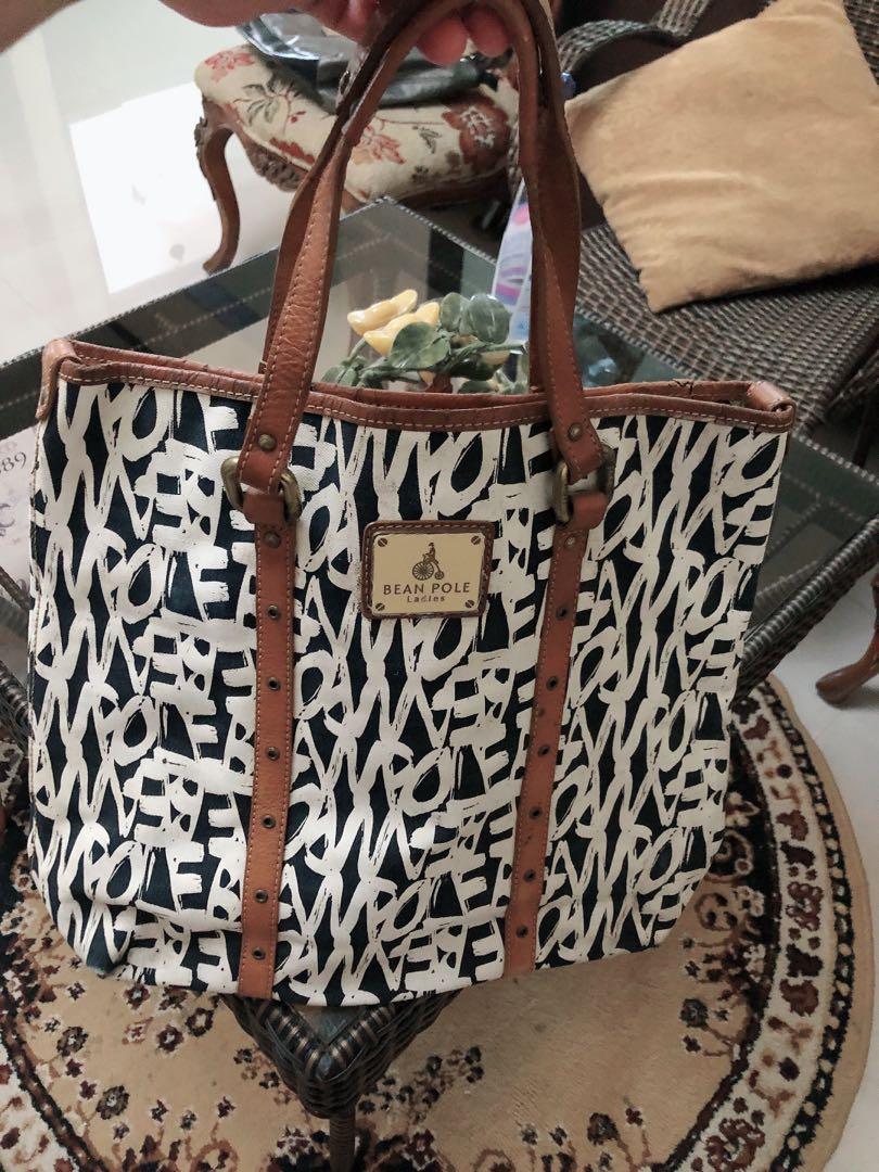 Original Bean Pole Shoulder Bag (Category: Luxury Bags & Wallets) located in Lipa City. Submitted by clacla_28 (Listing ID 1113785395, Image 2). Description: In good condition Maganda pa xa Leather type See pic for the sign of usage My issue onti Cracks sa lips ng bag Hnd pwede sa maselan Pasok sa wais na misis RFS Decluttering Pleas Read Payment first policy po tau 1day reservation lng po Please Read Payment first po tau who pays first gets the 
