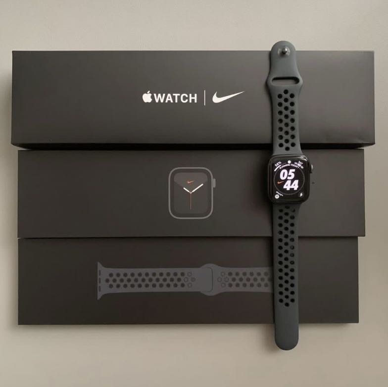 Apple Watch SE Nike 40mm, Men's Fashion, Watches on Carousell