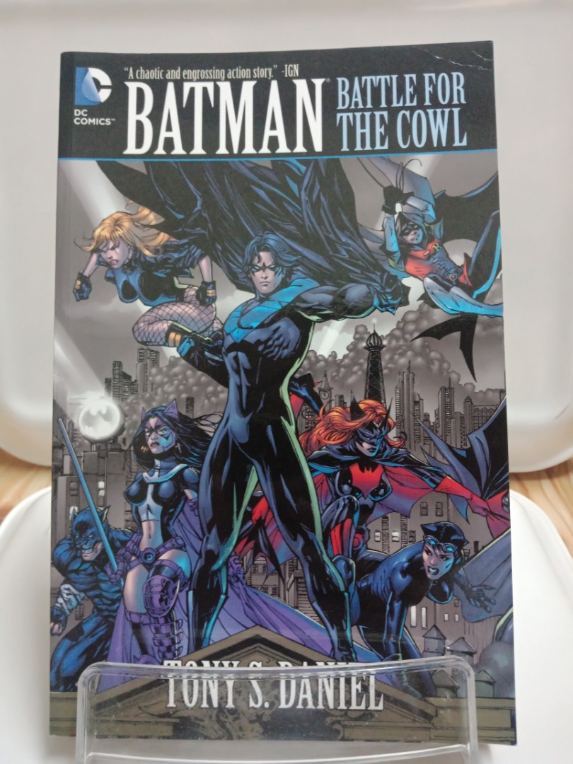 Batman Battle for the Cowl Graphic Novel, Hobbies & Toys, Books &  Magazines, Comics & Manga on Carousell