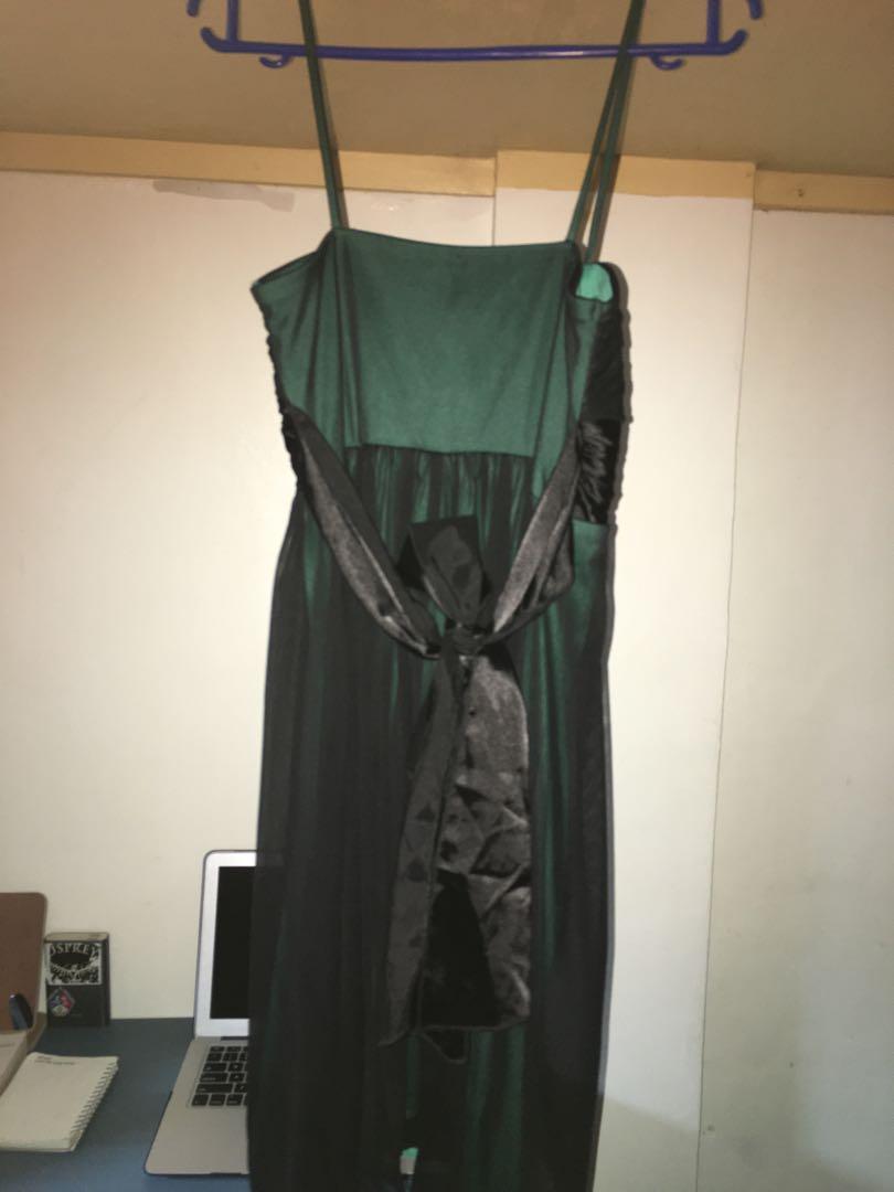 Black/Green Evening Cocktail Dress (Category: Evening dresses & gowns) located in Taguig. Submitted by aaaaaaaik (Listing ID 1114014756, Image 2). Description: Black/Green evening cocktail dress, knee length Fits S-Xs Rfs, decluttering .