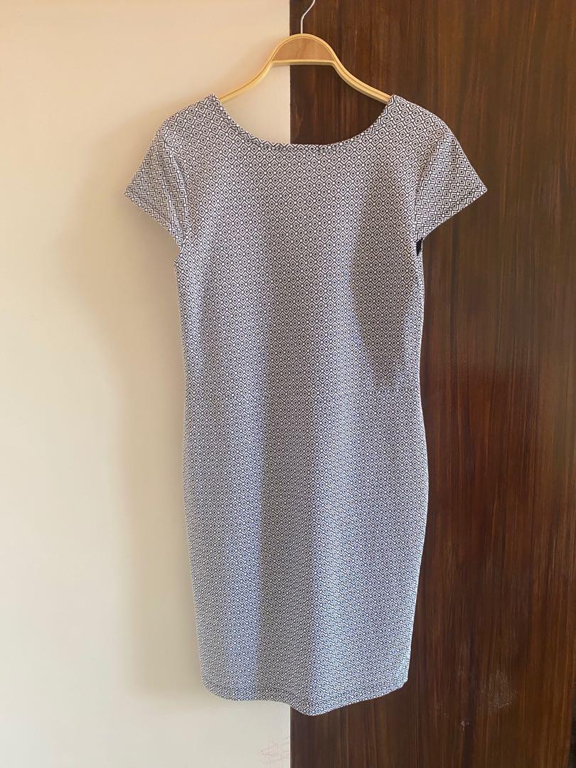 FOREVER 21 OVERRUNS Bodycon dress (Category: Dresses) located in Las Pinas. Submitted by chinggot1030 (Listing ID 1113962059, Image 2). Description: - Size L - Overruns - Body hugging, gives great shape to the body when worn.