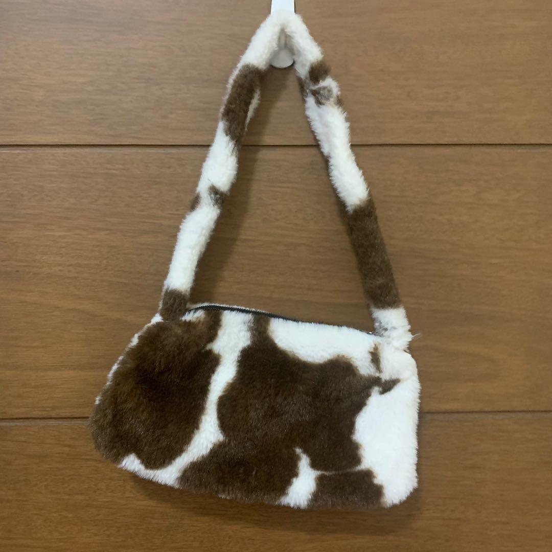 furry cow print baguette bag (Category: Shoulder Bags) located in Paranaque City. Submitted by _decluttered (Listing ID 1114126380, Image 1). Description: — used once ! mop: cod, gcash mod: ggx only. .