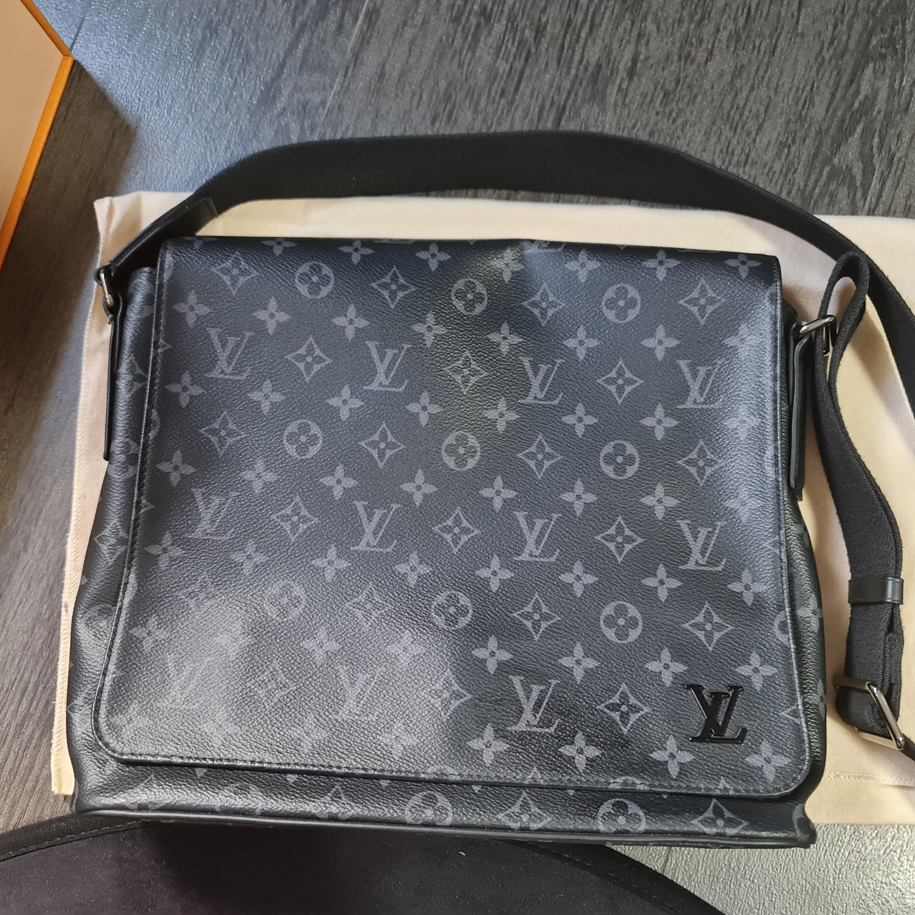 Louis Vuitton District Messenger Bag, Men's Fashion, Bags, Sling Bags on  Carousell