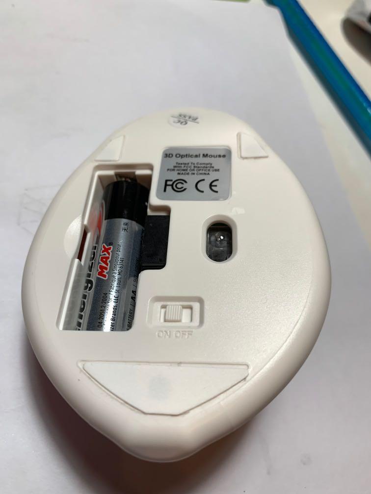 Mouse (Category: Mouse & Mousepads) located in Singapore. Submitted by sourtarts (Listing ID 1114117580, Image 3). Description: -Battery provided -only open to test it only .