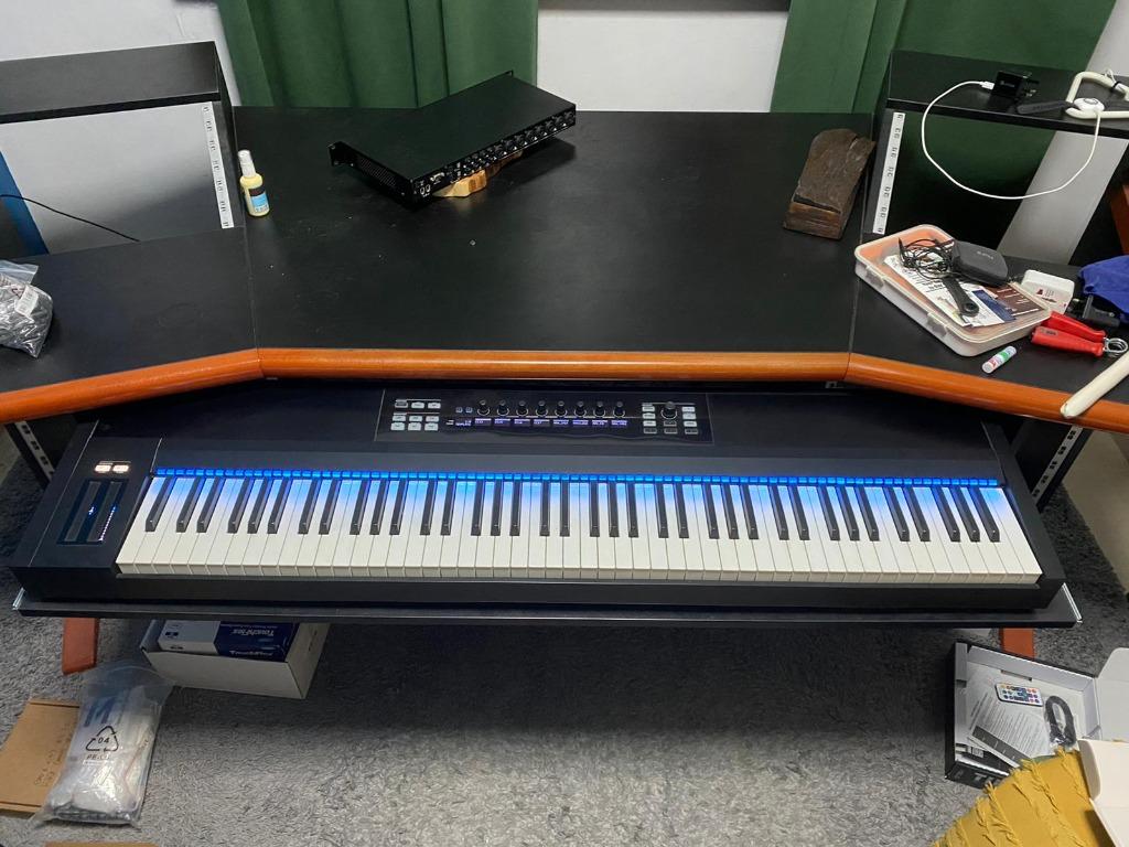 Native Instruments Komplete Kontrol S88 Mk1 Keyboard + sustain pedal