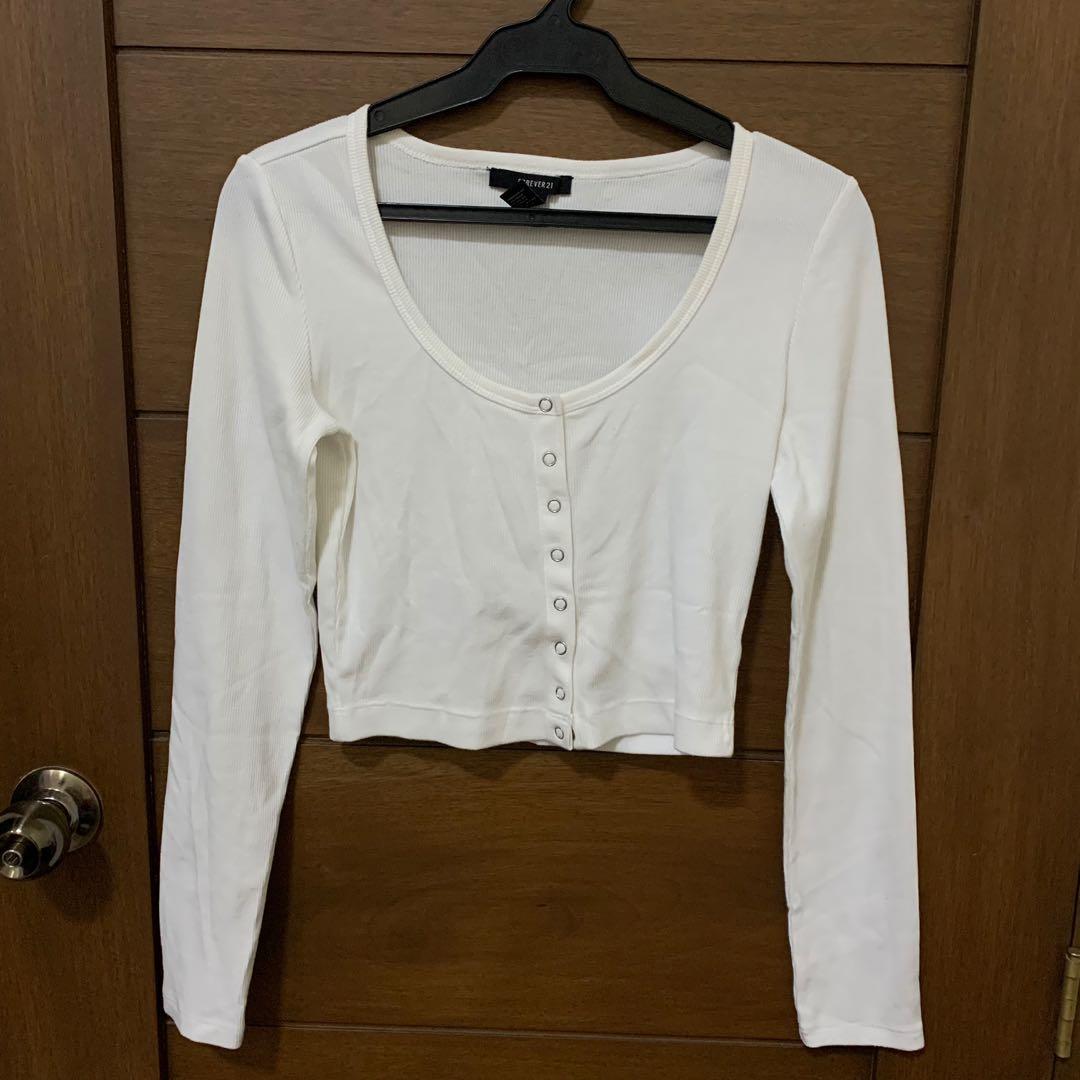 white cropped cardigan ! (Category: Longsleeves) located in Paranaque City. Submitted by _decluttered (Listing ID 1114123731, Image 1). Description: — used once ! mop: gcash, cod mod: ggx .