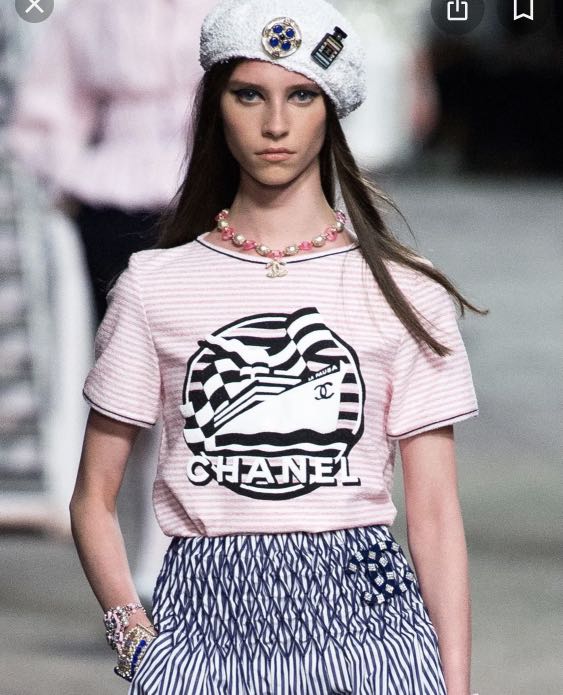 Chanel La Pausa Cruise 2019 T-shirt, 名牌, 服裝- Carousell