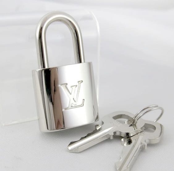 Louis Vuitton Silver Lock and Key Padlock Bag Charm 10LV1104 ref.424408 -  Joli Closet