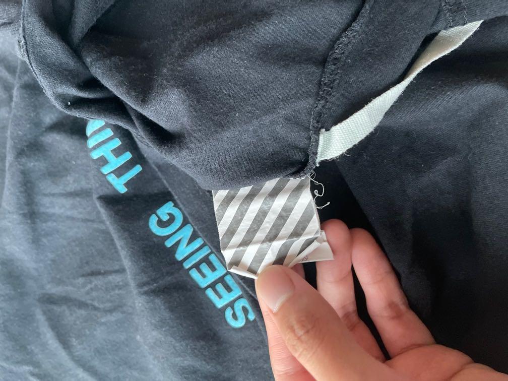 Off White Tee （分類：T-shirt）位於 Hong Kong。 由 t3rry_chung 提交（商品編號 1114229166，圖片 5）。簡介： 📍100% authentic, 70% new 📍Neck tag text came off after washing 。