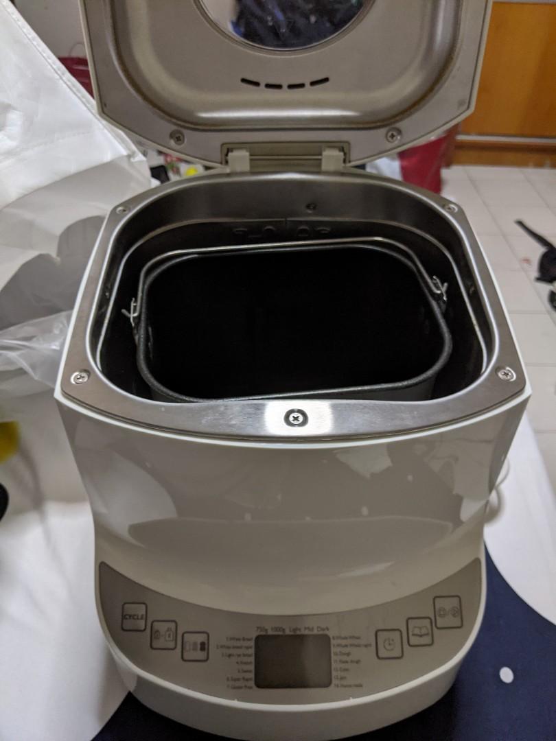 Philips bread machine (Category: Cookers) located in Singapore. Submitted by yipyippe (Listing ID 1114289178, Image 2). Description: Philips bread maker. underutilized hence selling self collect only. actual address will be given when confirm.