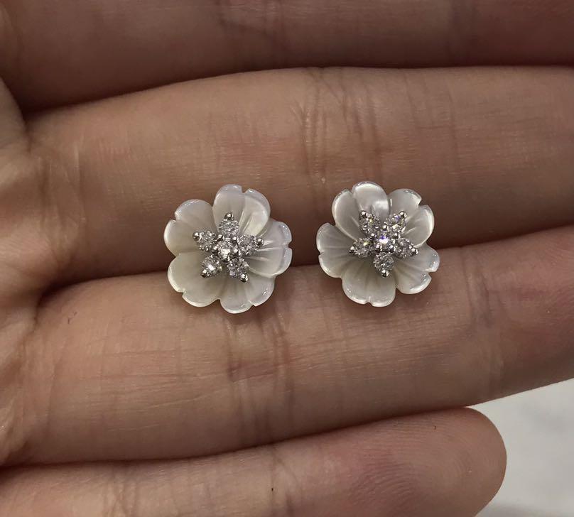 White mother of pearl flower earrings in 18K gold Women s Fashion