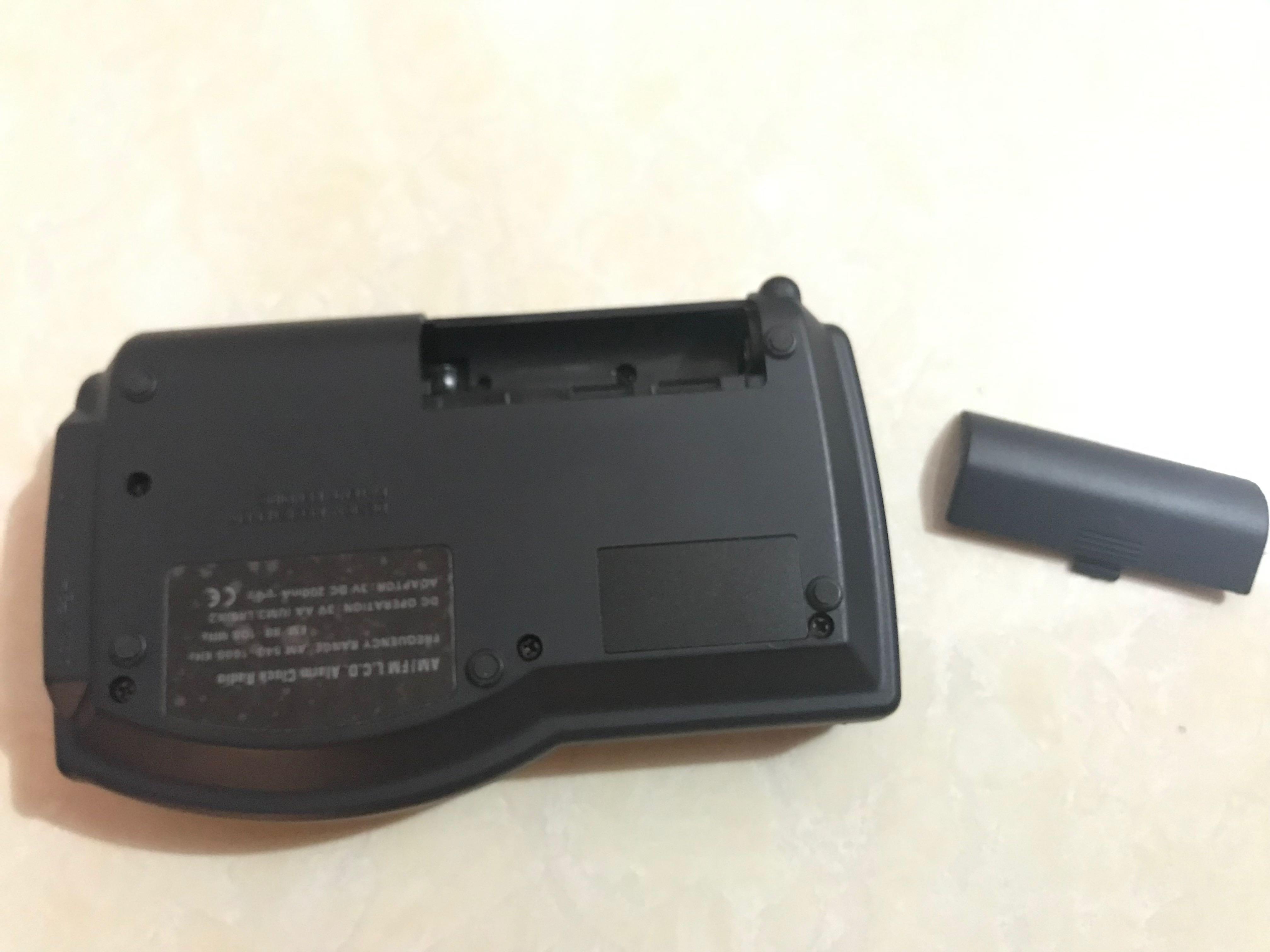 收音機 （分類：音樂播放裝置 MP3及CD Player）位於 Hong Kong。 由 sckcs 提交（商品編號 1114455607，圖片 3）。簡介： 黑色收音機 需要2粒2A電芯 有時鐘鬧鐘功能 Size 8cm x 13cm x 3cm(h)。