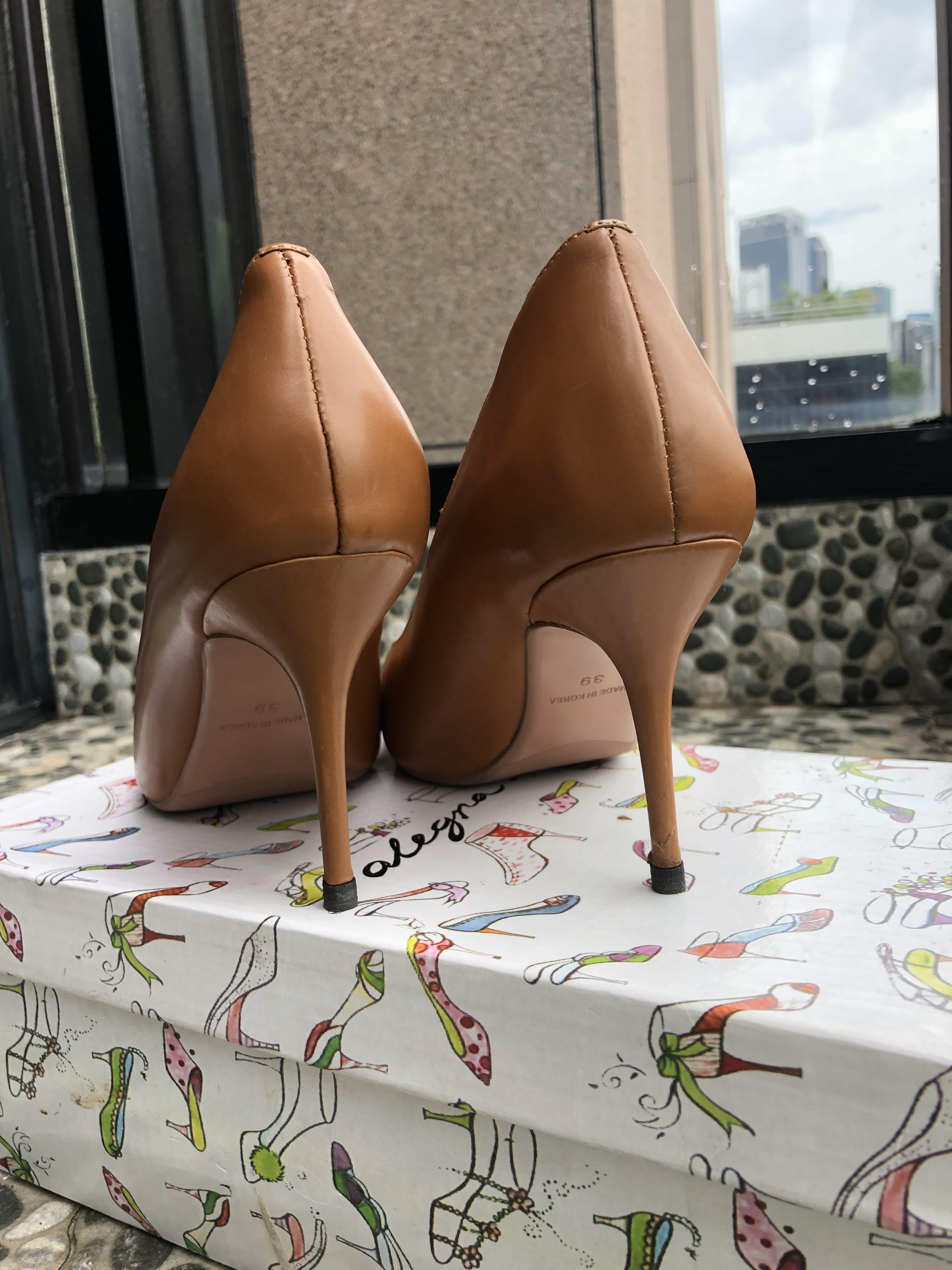Caramel colored pumps discount
