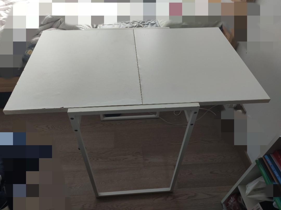 IKEA foldable table （分類：桌子）位於 Hong Kong。 由 marong19911 提交（商品編號 1114386017，圖片 2）。簡介： color: white Full table size: 92cm (length)* 60cm (width) *74cm (height) Frame size: 60cm (length)* 45cm (width) Availablity: Any time。