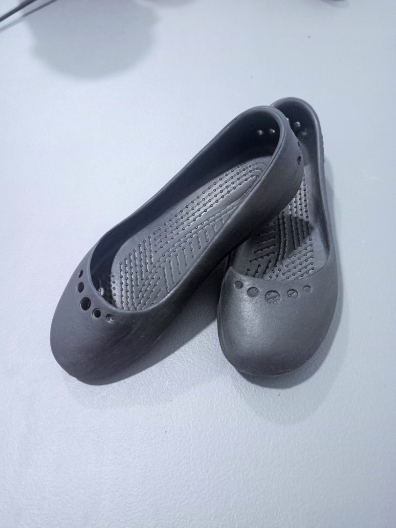 origina crocs doll shoes, Women's Fashion, Footwear, Flats & Sandals on Carousell