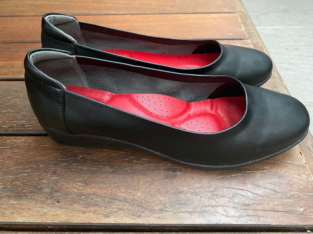 black flat wedge