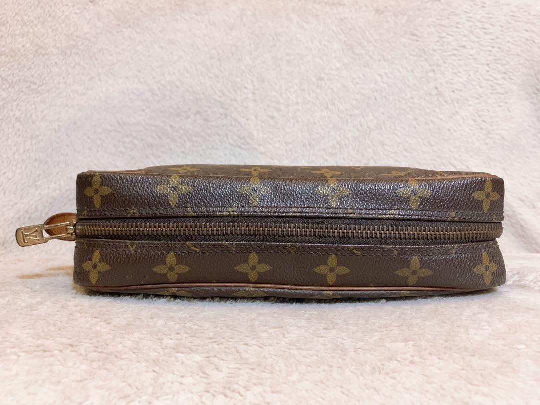 Louis Vuitton LV Clutch Bag (Category: Luxury Bags & Wallets) located in Pasig City. Submitted by ecrz19 (Listing ID 1114697574, Image 3). Description: Louis Vuitton Vintage Clutch Bag Rank B - old but no damage on monogram leather and piping, well taken care of with normal signs of usage over the years. Major flaw is the cracked vachetta leather (see pic 4-5) considering the age. Clean interior and no smell. Date code can be seen on pics provide