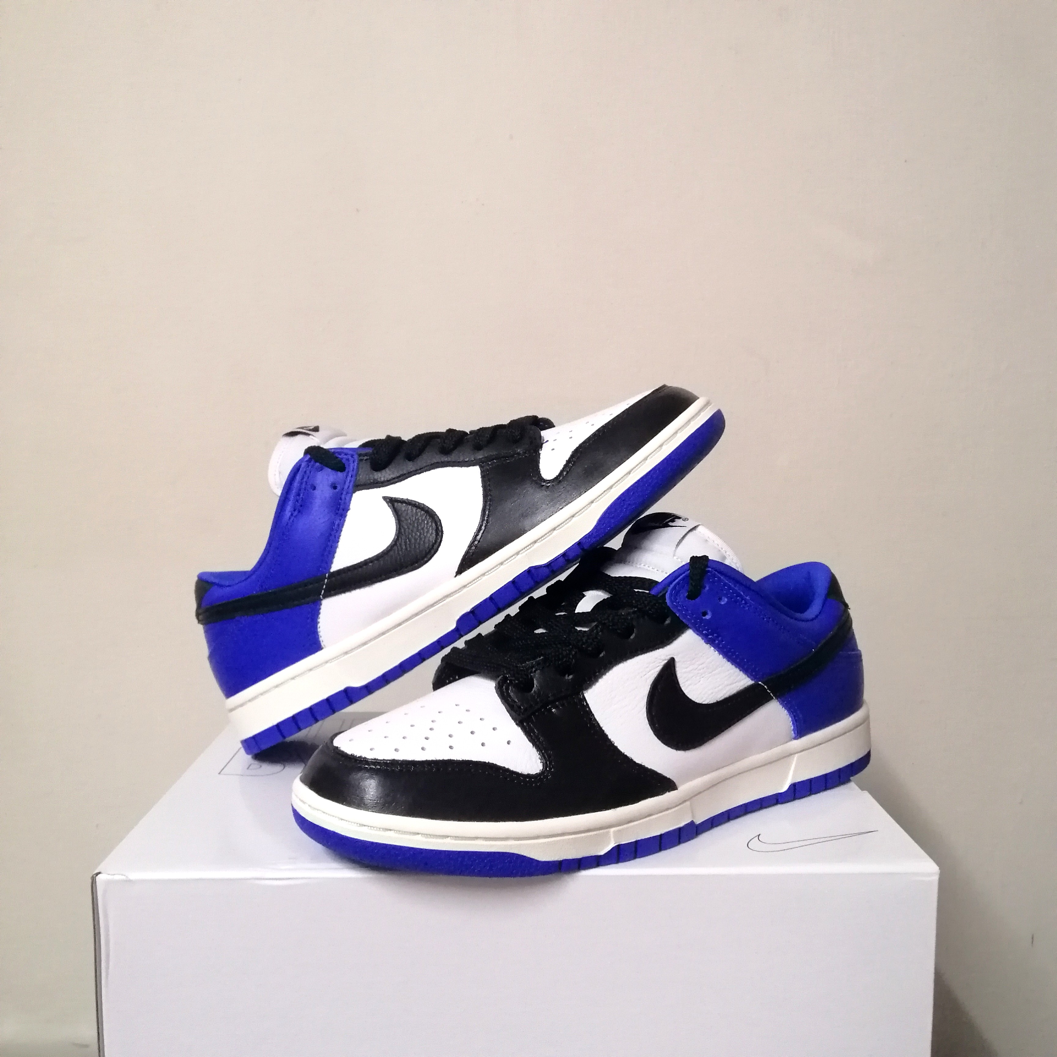 nike fragment dunk low