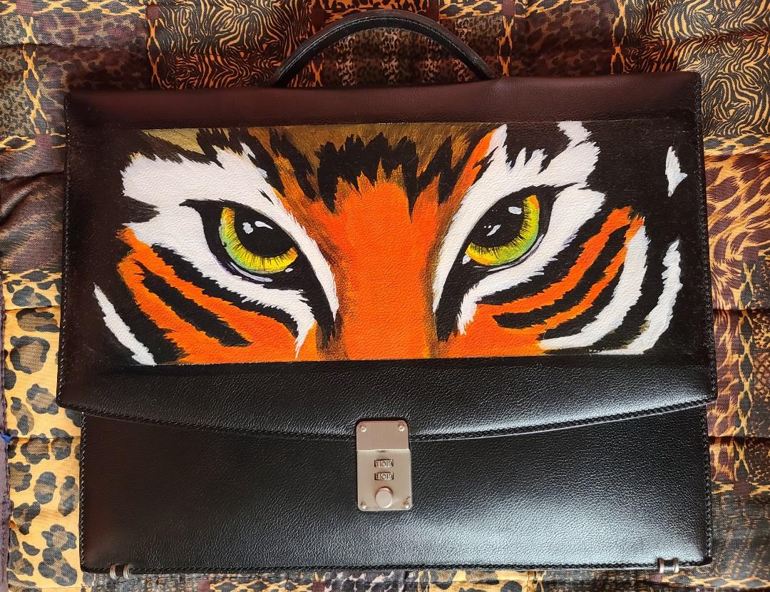 Off Brand Document/Laptop Bag (Category: Luxury Bags & Wallets) located in Manila. Submitted by shoppingspree008 (Listing ID 1114615592, Image 1). Description: This is a preloved off brand all leather document/laptop Bag.This is a work of art and hard to find.You won't see any Bag similar to this because of it's handpainted tiger accent :) super nice inner lining,lock system is working and this have feet ♡.