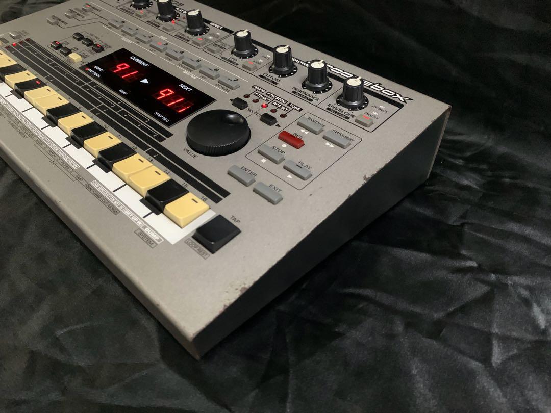 日本做roland mc 303 groovebox, 興趣及遊戲, 音樂、樂器& 配件, 樂器 