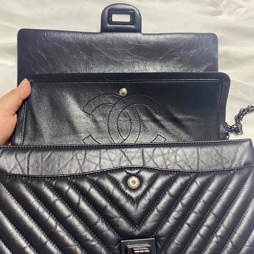 Chanel (Category: Luxury Bags & Wallets) located in Paranaque City. Submitted by abluxebrands (Listing ID 1111215506, Image 3). Description: On Hand Pre Loved Limited Ed .