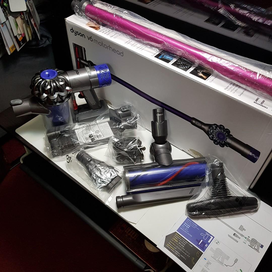 DYSON V6 Vacuum + Hepa filter + wall mount dock charger + brush motor