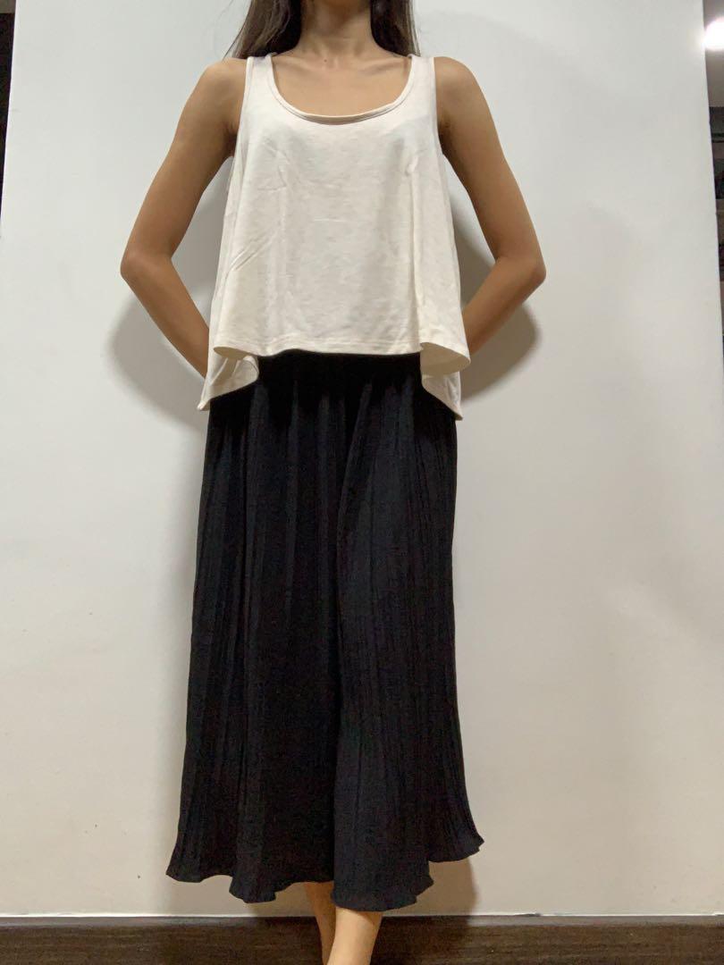 Hanging crop top (Category: Sleeveless) located in Taguig. Submitted by annyeongggg_ (Listing ID 1111066361, Image 2). Description: .