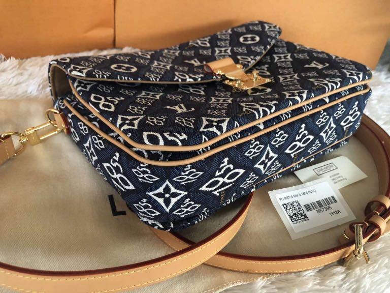 Louis Vuitton no Instagram: “A distinctive pattern. For #LVFW20, the Metis  pochette is reinterpreted in a new blue denim SINCE 1854 jacquard.  Discover…”