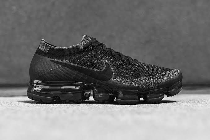 Triple black store vapor maxes
