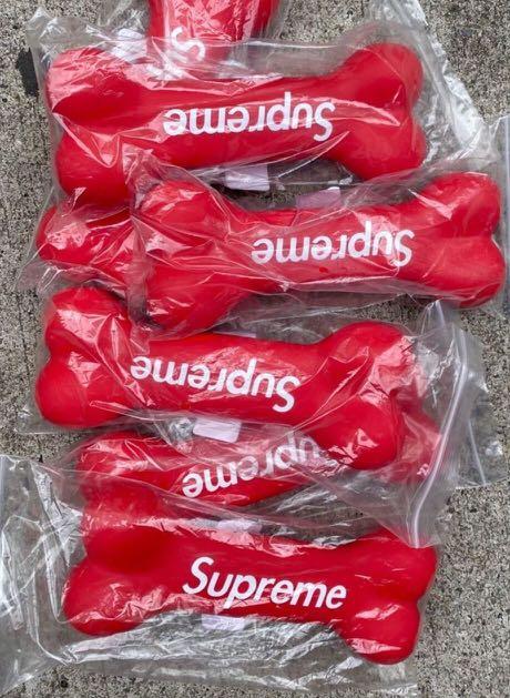 Supreme Dog Bone, 寵物用品, 寵物家品及其他- Carousell