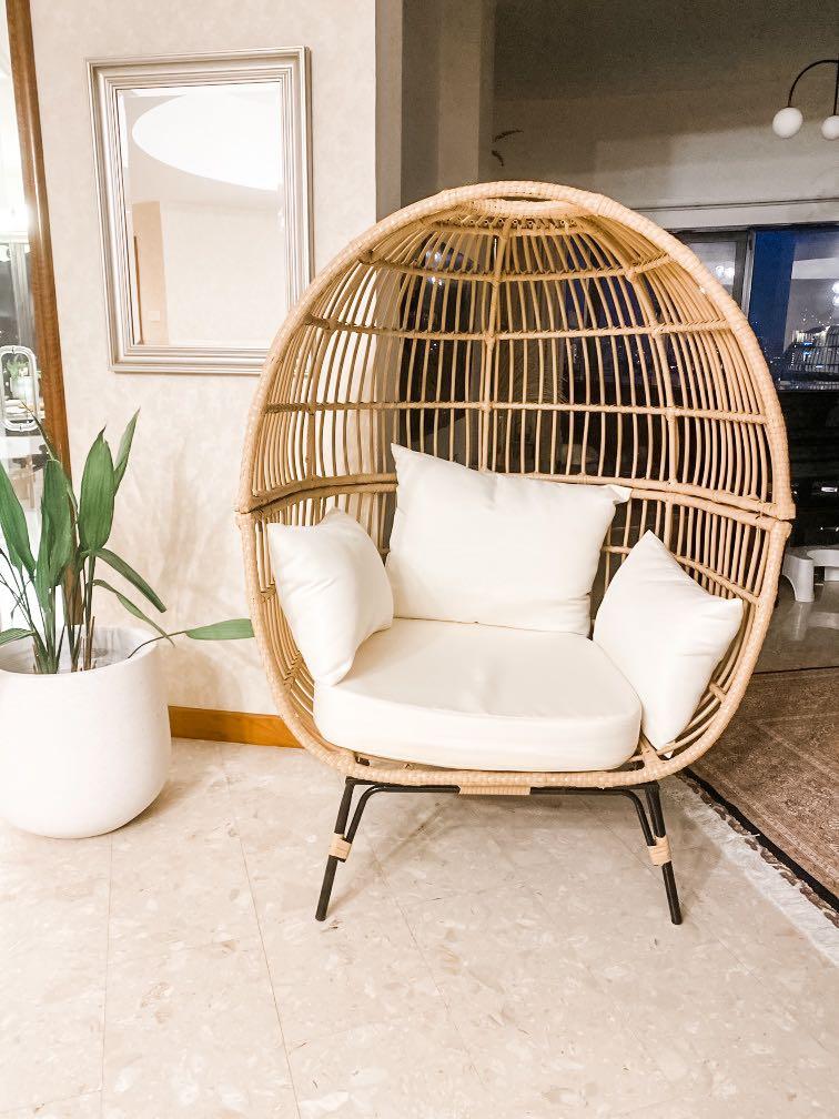 Pod store chair indoor
