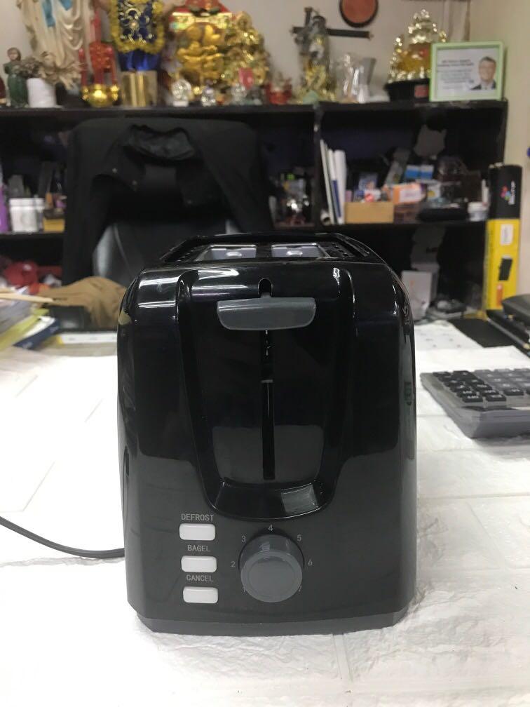 Sunbeam Bread Toaster (Category: Other Kitchen Appliances) located in Pasay City. Submitted by meostore (Listing ID 1114825603, Image 2). Description: With box and manual 110 volts need transformer No issue No scratches .