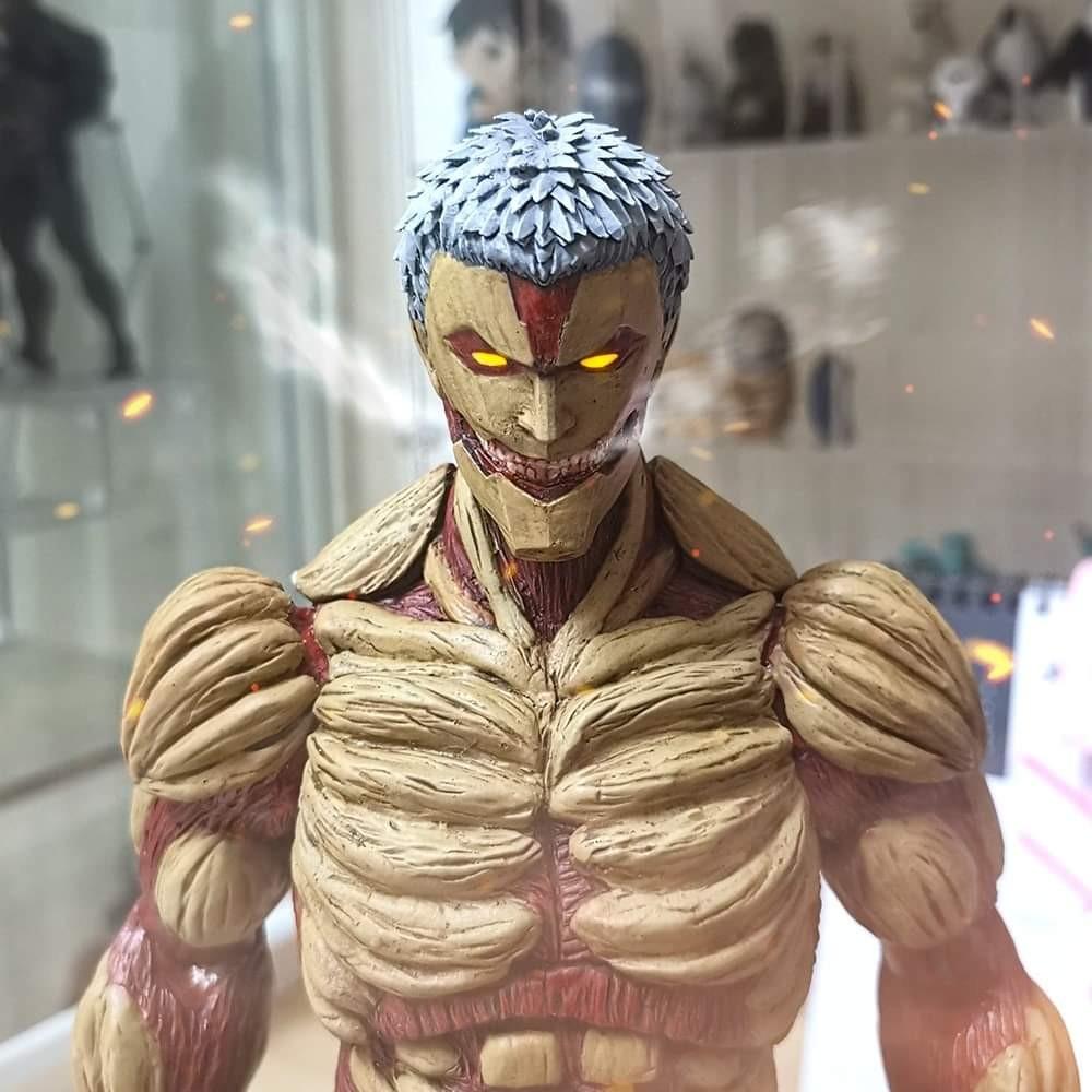 30cm Attack on titan 1/6 armored titan Reiner, Hobbies & Toys