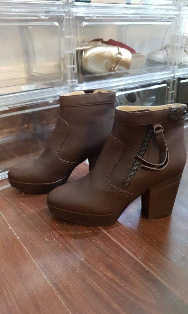 Acne Track Boots SZ 35 (Category: Boots) located in Manila. Submitted by decluttermystuff21 (Listing ID 1114954891, Image 1). Description: Authentic Acne Track Platform Boots size 35 Bought from the US for $600 Good condition, with little signs of use only.