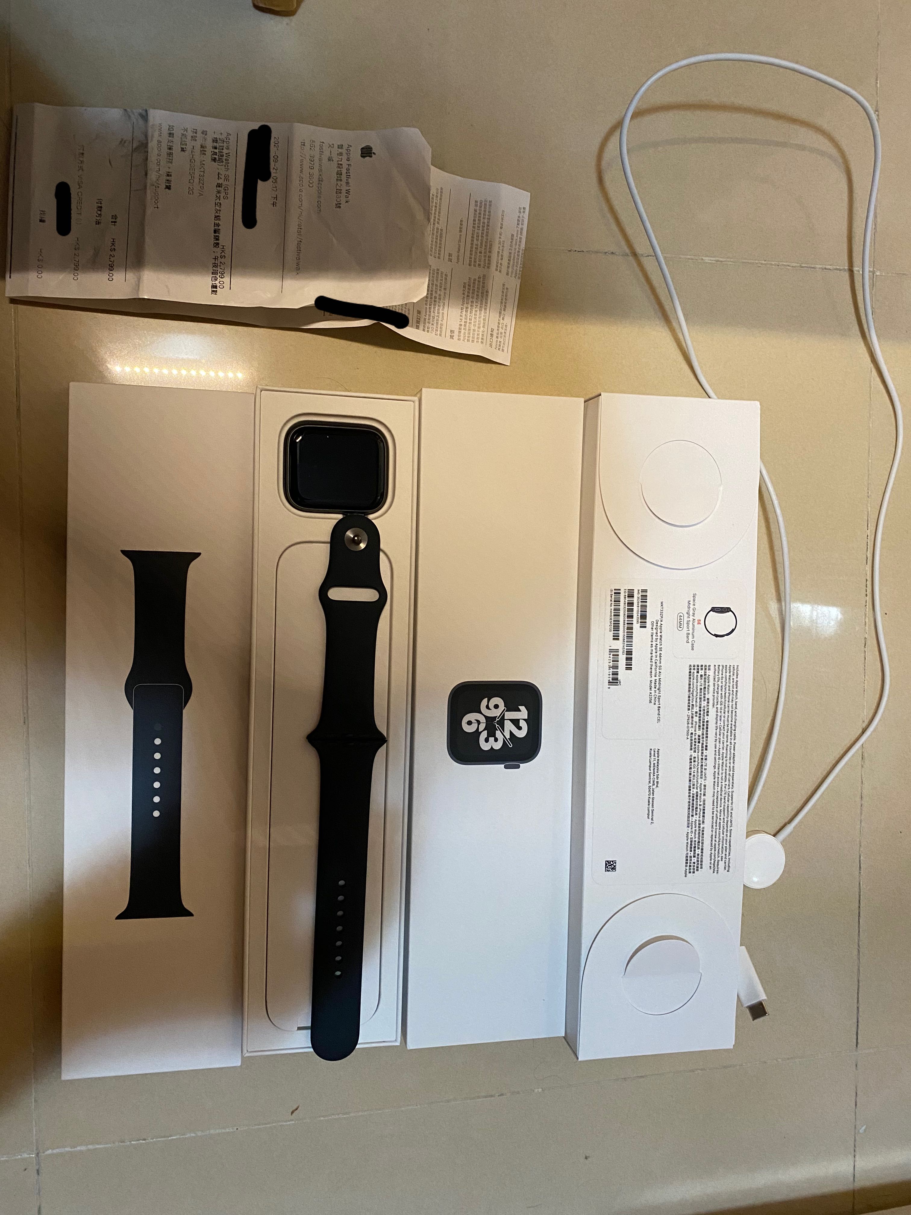 Apple Watch SE(GPS+LTE) 44毫米太空灰+午暗暗色運動帶(標準長度), 手提電話, 智能穿戴裝置及智能手錶- Carousell