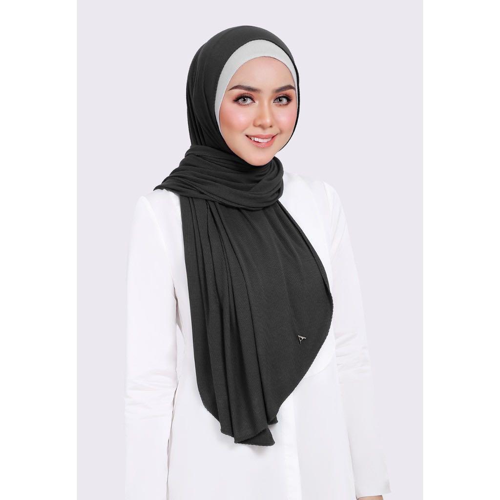 Ariani Rib Knitted Jersey Cotton Shawl - Black, Women's Fashion, Muslimah  Fashion, Hijabs on Carousell