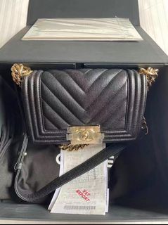 (Category: ) located in . Submitted by lluxcloset (Listing ID 1115097343, Image 1). Description: .